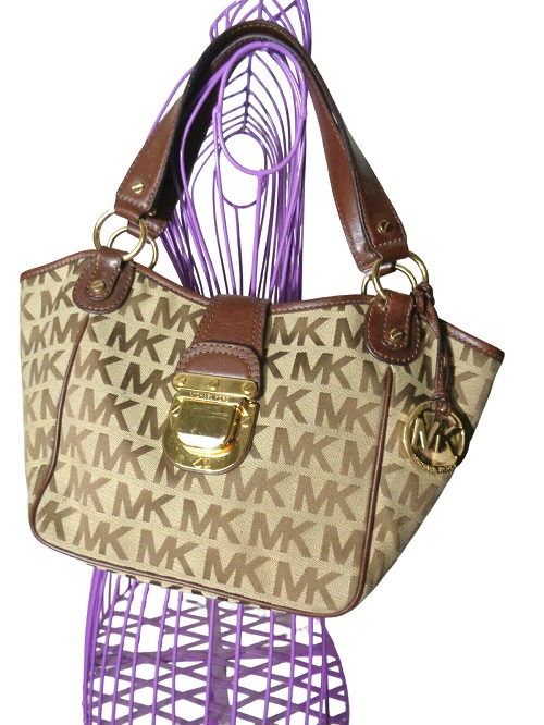 Michael Kors Medium Purse - The Perfect Blend Of Style And Functionality